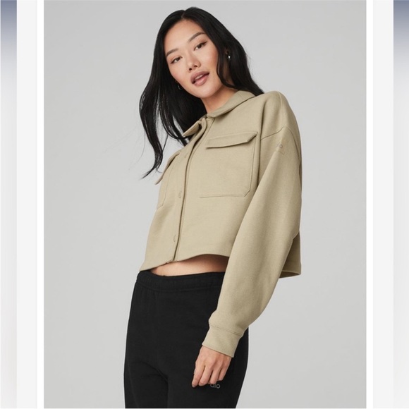 ALO Yoga Renown Cropped button down jacket - Picture 3 of 11